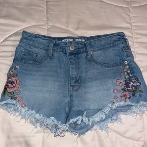 Embroidered flowers jean shorts